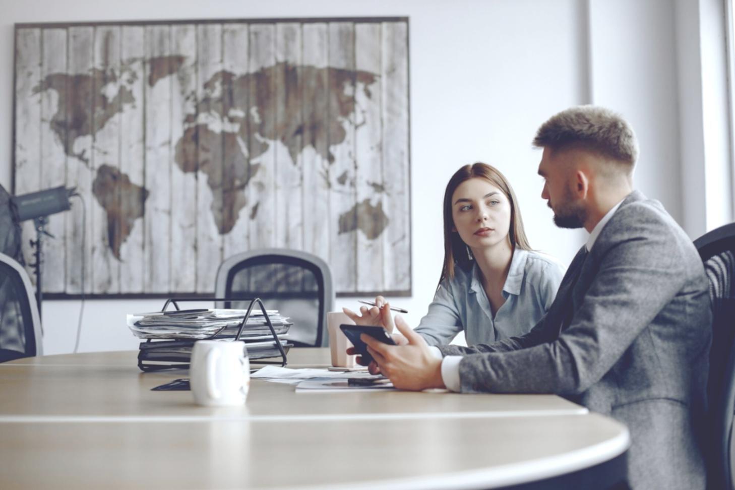 Entwickler arbeitet an Finanz-App