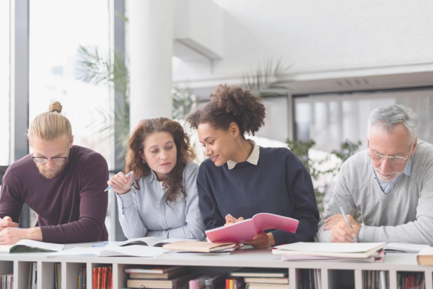 Finanzberater arbeitet mit Familie an Budgetplanung